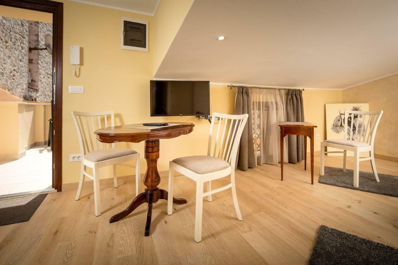 Apartment C&s